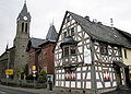 Haus Loer im Vordergrund, daneben Pfarrhaus und Pfarrkirche