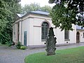 Einzeldenkmale der Sachgesamtheit Friedhof Stollberg: Friedhofskapelle (mit Gedenktafel für die Gefallenen des Ersten Weltkrieges) sowie das Semmlersche, das Minkeltsche und das Klotzsche-Grabmal (siehe auch Sachgesamtheitsliste – Obj. 09305798, gleiche Anschrift)