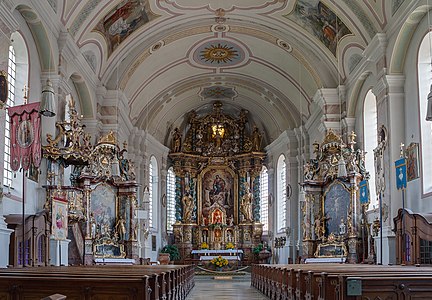 Blick aus dem Langschiff in den Vorchor und Altarraum – links sind die Kanzel und der Georgsaltar, rechts der Kreuzaltar