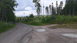 The road Hanhiperäntie and the start of its branch Hanhinotkontie