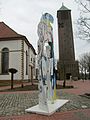 Plastik „Mann mit Schaf“ bei der Pfarrkirche St. Vitus