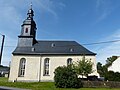 Kirche (mit Ausstattung), Kirchhofs-Einfriedung und Steinkreuz