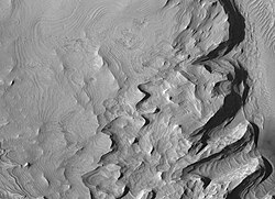 Lapisan kawah di kawah Schiaparelli, dilihat dari HiRISE. Direkam dari persegi Sinus Sabaeus.