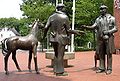Pferdehändler, bronzene Figurengruppe, 1982, beim Rathaus in Zeven