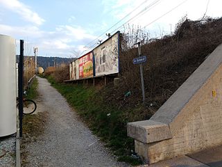 A pedestrian path to Innsbruck Hötting station as seen from Fürstenweg street.