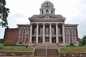 Bartow County Courthouse (2011). Das Courthouse wurde 1902 im Stile des Neoklassizismus als drittes seiner Art in der Geschichte des County erbaut. Im September 1980 wurde das Gebäude in das NRHP eingetragen.[1]