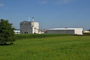 Ansicht von Südosten; links das Kraftwerk; Kaminhöhe 36 Meter; rechts das Biomasselager