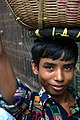Gülümseyen seyyar satıcı bir çocuk; Dakka, Bangladeş.
