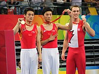 Nach der Siegerehrung im Trampolin 2008: links Olympia Lu Chunlong, in der Mitte Dong Dong mit Bronze