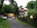 Grundmühle: Ehemaliges Restaurantgebäude mit Veranda, links das ehemalige Mühlengebäude, heute als Gasthaus genutzt