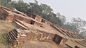 Jagaddala Mahavihara ist das einzige buddhistische Vihara, das im Staatsgebiet von Bangladesch nachgewiesen und ausgegraben werden konnte. Die Decke ist ca. 60 cm dick.