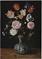 Blumen in einer Wan-Li Vase, ca. 1609–1615, Öl auf Holz, 47 × 35 cm, Prado, Madrid. Dieser Kompositionstyp mit der kleinen chinesischen Vase war sehr erfolgreich, es existieren etwa 10 Varianten oder (nicht immer eigenhändige) Kopien.[28]