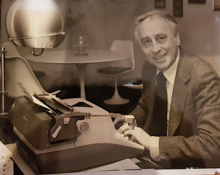 Kurt Vethake an seiner Schreibmaschine, Berlin 1978