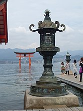 Bronzen lantaarn voor de tempel van Itsukushima-schrijn