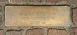 Stolperschwelle vor der ehemaligen Synagoge mit dem Text: DIE SYNAGOGE DER JÜDISCHEN GEMEINDE REHBURG IN DIESEM HAUS EINGERICHTET 1835 ZERSTÖRT 1938