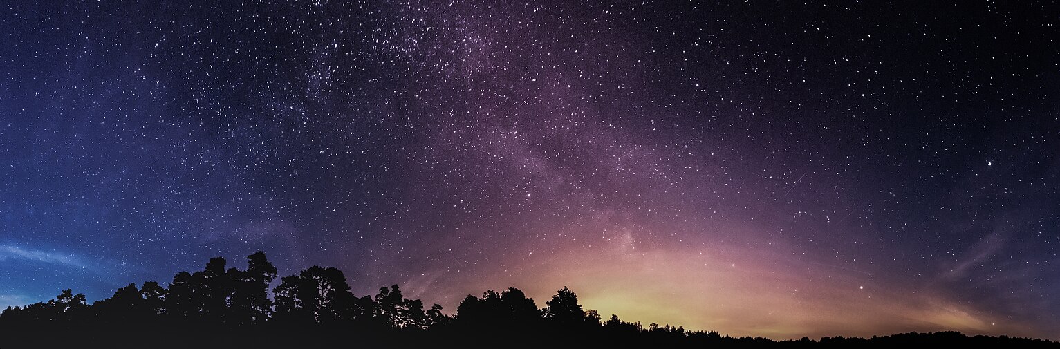 Panorama (~280°) des Sommernachthimmels bei Brandenburg an der Havel mit Lichtdom am Horizont