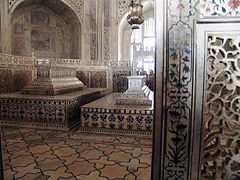 Grabmäler im Inneren des Taj Mahal