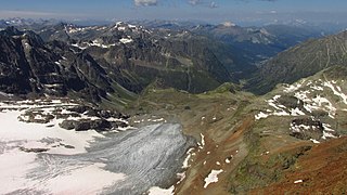 Zunge des Silvrettagletschers, über dem See in der Mitte die Silvrettahütte, links oben das Pischahorn.