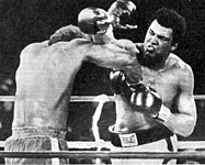 Muhammad Ali phản công trước võ sĩ sức mạnh George Foreman.