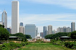 Zicht op de Buckingham Fountain in het midden van het park