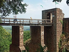 Zugang und Brückenturm