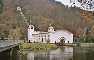 Kraftwerk Heimbach mit Druckrohren des Kermeterstollens (Hintergrund) und Rur (Vordergrund)
