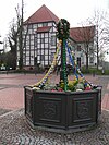 Amtshof mit österlich geschmücktem Brunnen