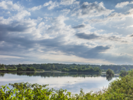 Sauerstücksee, mit Halbinsel (rechts der Mitte)