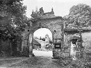 Blick durch das Medusenportal zum Gutshof mit der alten Burg um 1900