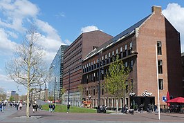 Een halfzijaanzicht van een gedeelte van het gebouw in 2019. Dit gedeelte wordt gebruikt voor restaurant Loetje en de andere kant (de originele ingang) voor woningcorporatie SOR en kinderboekenzaak De Kleine Kapitein Rotterdam.