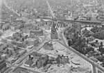 Luftaufnahme des Breitscheidplatzes, die Strecke über den Kurfürstendamm ist noch in Betrieb, 1954