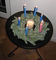 En adventskrans for 6-ukersadvent. Fem blå lys, ett rosa og ett hvitt i midten (tennes ved julens første vesper).