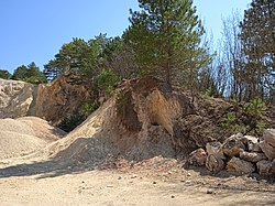 A Csákvári kőfejtő barlangja bejárata