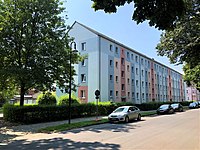Wohnblock, Bj. 1960, am Standort der ehemaligen Stadtschule (2021)