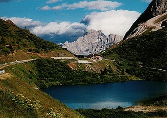 Passhöhe und natürlicher Fedaia-See, im Hintergrund die Civetta