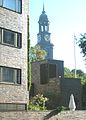 Finnische Seemannskirche in der Ditmar-Koel-Straße 6 mit der St.-Michaelis-Kirche im Hintergrund