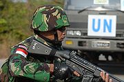 BM'nin Küresel Barış Gücü Operasyon Girişimi'ne katılan bir Endonezya Ordusu piyade eri