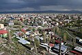 Panorama von Kars mit der Kathedrale links oben vom Zentrum (Mai 2008)