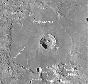 Lacus Mortis mit Mason am südöstlichen Rand (LROC-WAC)