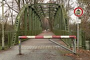 Die Brücke der ehemaligen Bahnstrecke über die Leine im östlichen Bereich des Ohedamms