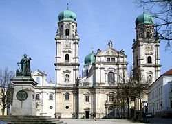 Westfassade des Doms St. Stephan im Jahr 2007