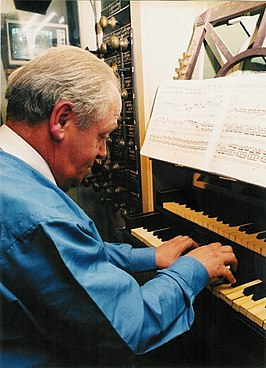 Piet Wiersma achter de klavieren van zijn orgel in Monnickendam.