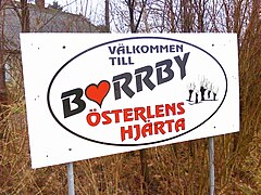 Skilt med teksten Välkommen till Borrby - Österlens Hjärta