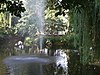 Muziekkoepel met gracht en brug