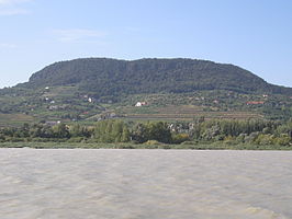 Badacsonytomajseen gezien vanaf het meer.