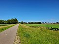 De polder en het fietspad op het voormalige tracé van de Westlandsche Stoomtramweg Maatschappij.