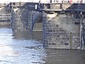 Wasserstand der Elbe am Pegel Dresden bei 6,60 m am 16. Januar 2011 um 13:03 Uhr; durch die helle Auswaschung am Brückenbogen ist der maximale Wasserstand von 2002 gut erkennbar.