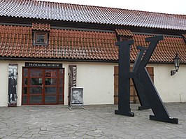 De ingang van het Franz Kafka Museum.