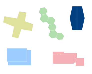 Grundrisse der Typenbauten Kreuz (gelb), Wabe (grün), Aula (dunkelblau), Turnhalle (hellblau) und Pavillon (rot)