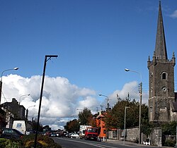 Mainstreet von Ballymahon mit St. Catherine’s Church